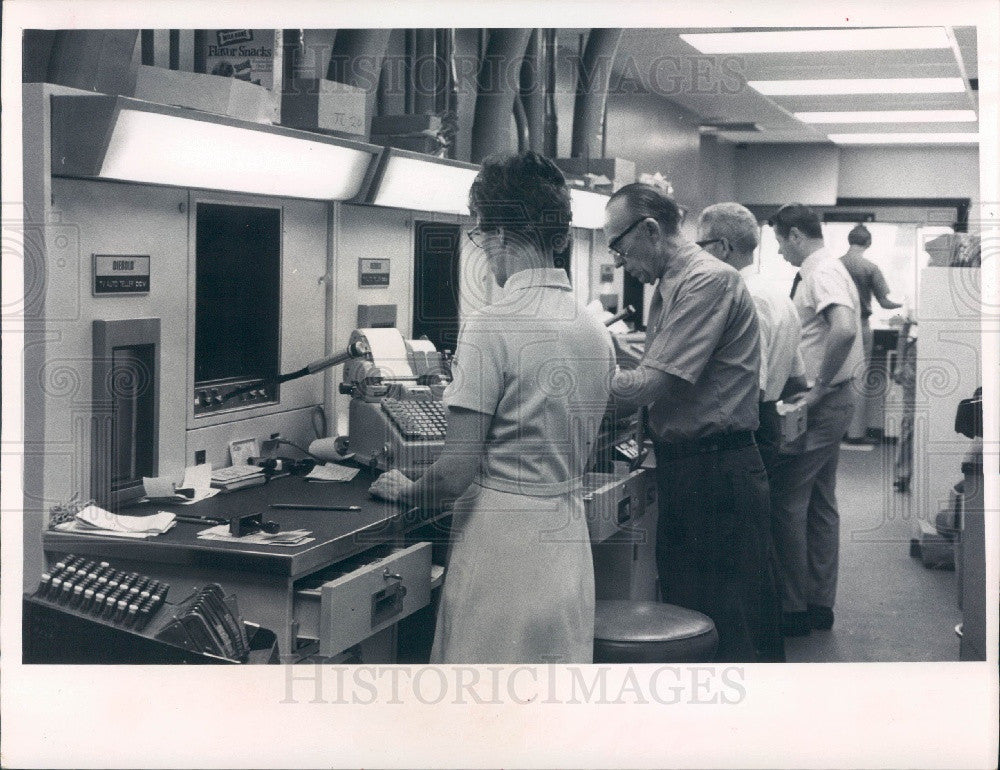 1971 St. Petersburg Florida First National Bank Drive-in Tellers Press Photo - Historic Images