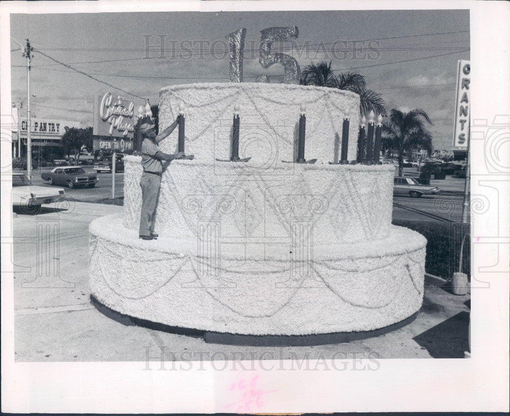 1967 St. Petersburg FL Central Plaza World&#39;s Largest Birthday Cake Press Photo - Historic Images