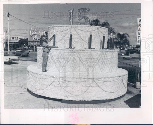 1967 St. Petersburg FL Central Plaza World's Largest Birthday Cake Press Photo - Historic Images