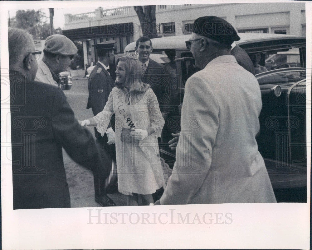 1967 Miss Clearwater FL Lynn Owens &amp; Chamber of Commerce Members Press Photo - Historic Images