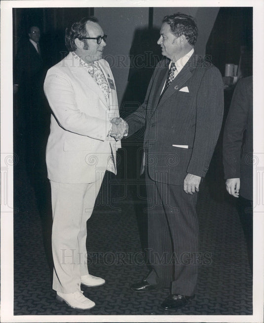 1976 St. Petersburg FL Hilton Inn Mgr McKenna & Pres Barron Hilton Press Photo - Historic Images
