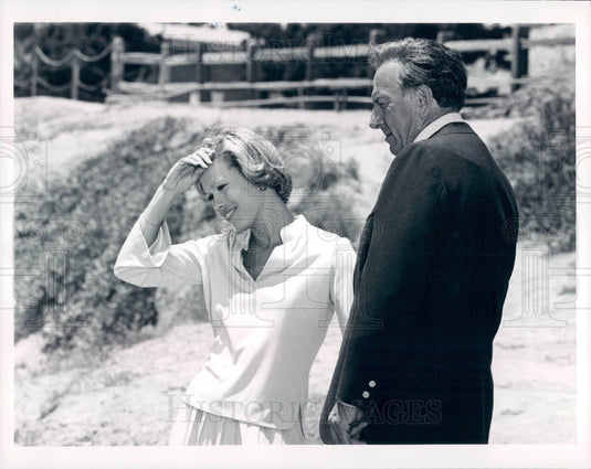 1976 Hollywood Actors Jack Klugman & Lynnette Mettey Press Photo - Historic Images