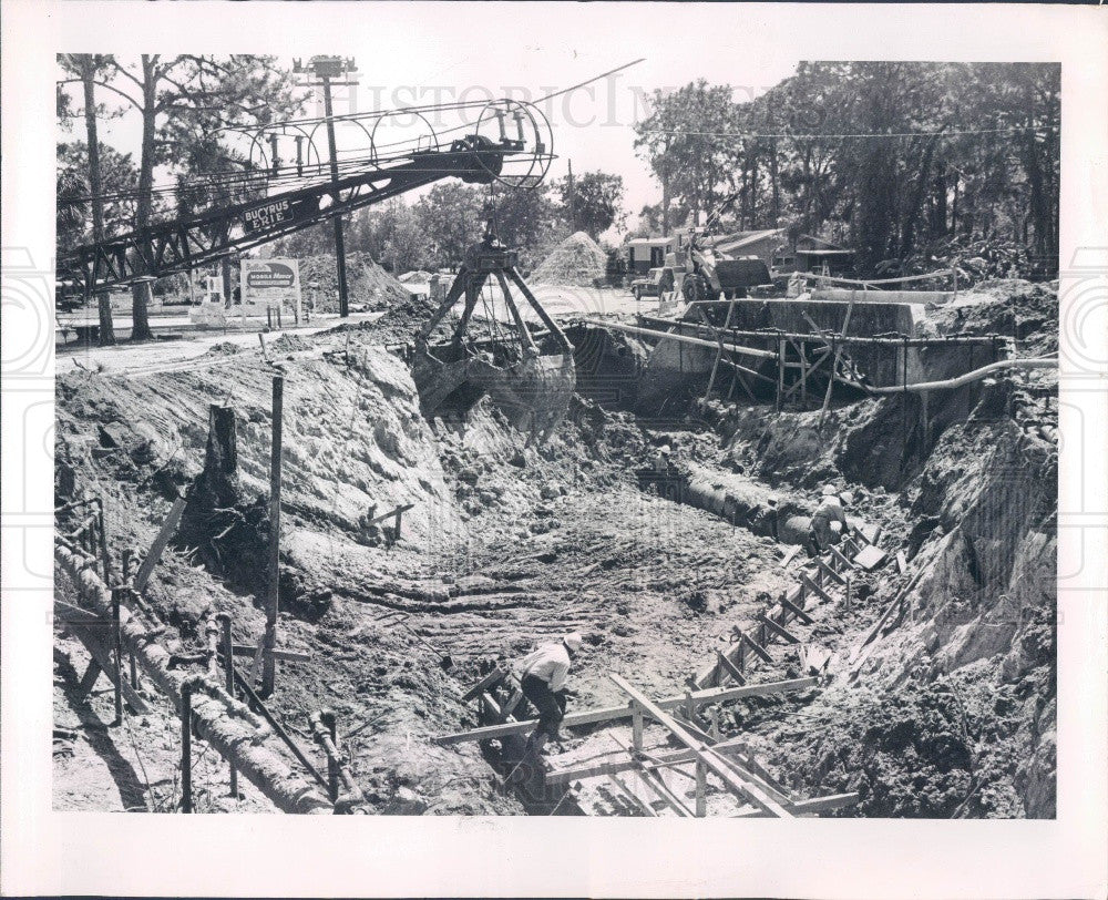 1965 Pinellas Park Florida Installing Sewers on 66th Street Press Photo - Historic Images