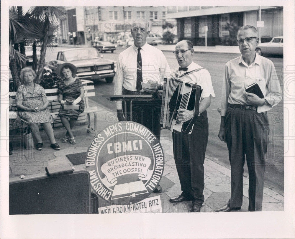 1966 St. Petersburg FL Christian Business Men&#39;s Committee Street Mtg Press Photo - Historic Images