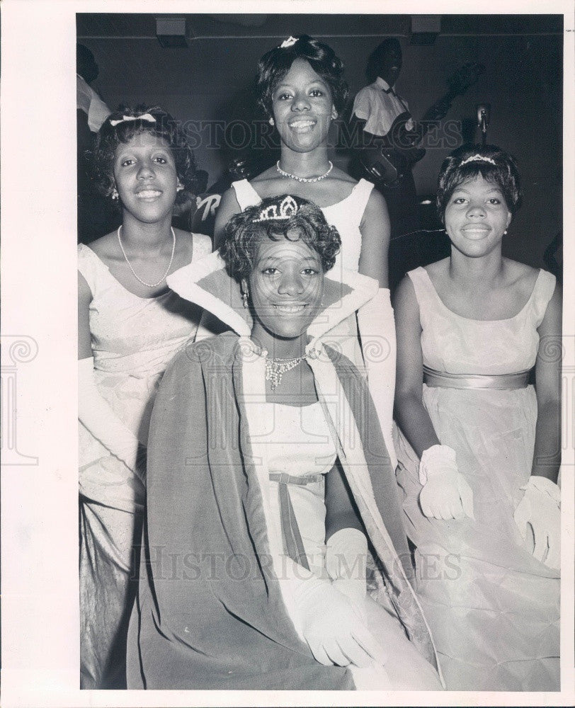 1966 Florida Miss Wildwood Celestine Dorsey with her court Press Photo - Historic Images