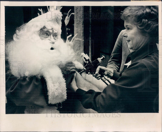 1976 Clearwater, Florida Mall Santa Claus gets Swine Flu Shot Press Photo - Historic Images