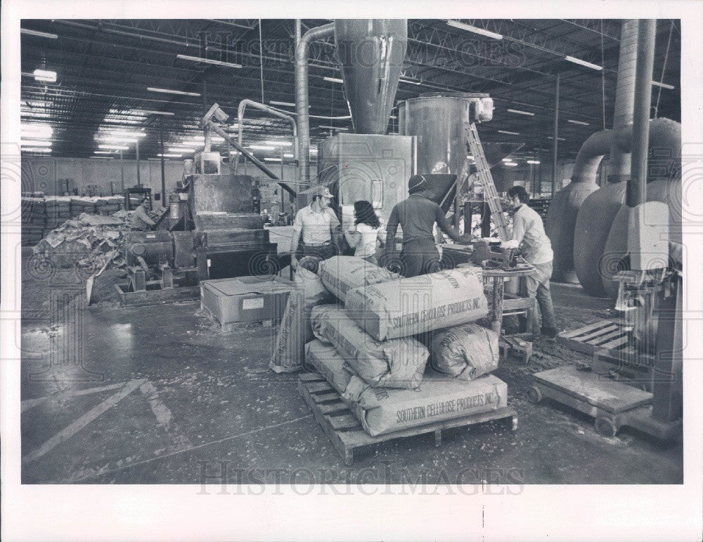 1978 Largo Florida Bagging Insulation at Southern Cellulose Products Press Photo - Historic Images