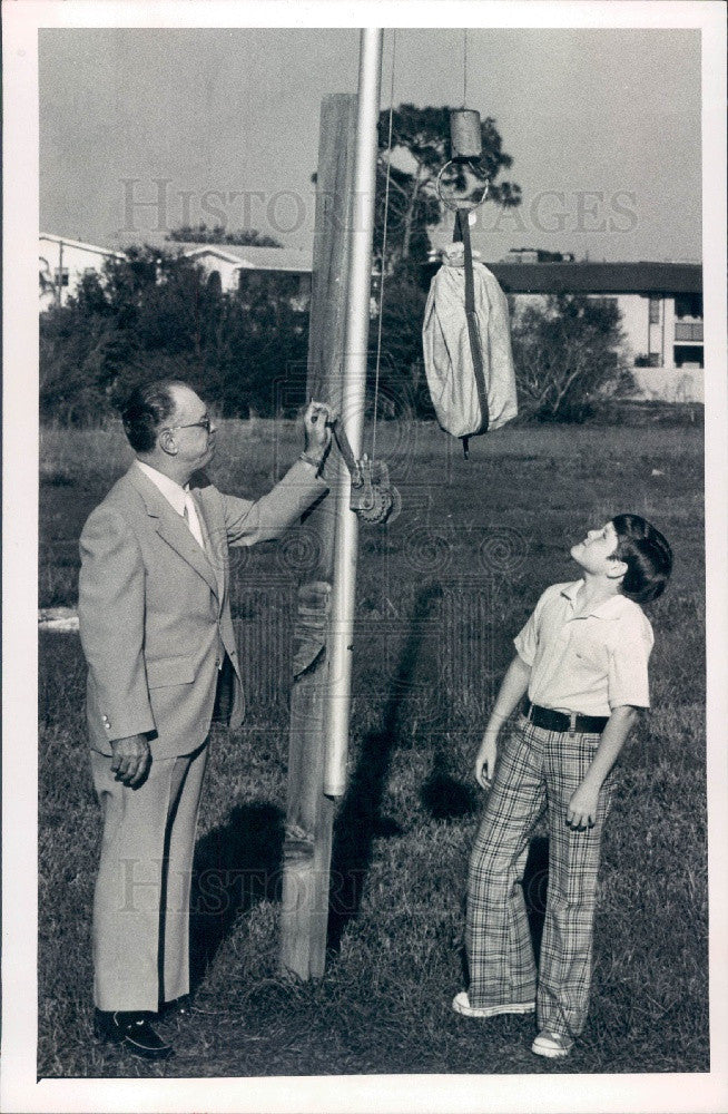 1975 Southern Helicopter Service Collects Bank Banks From a Pole Press Photo - Historic Images