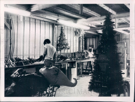 1970 Sarasota Florida Southeastern Display Company Preparing Garland Press Photo - Historic Images
