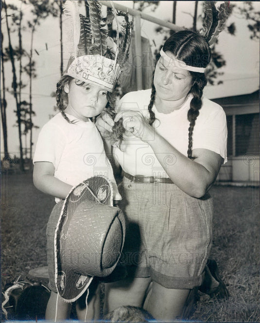 1967 Geni Moir Operator of Geni's Dude Ranch w/ Helen Spivey Press Photo - Historic Images