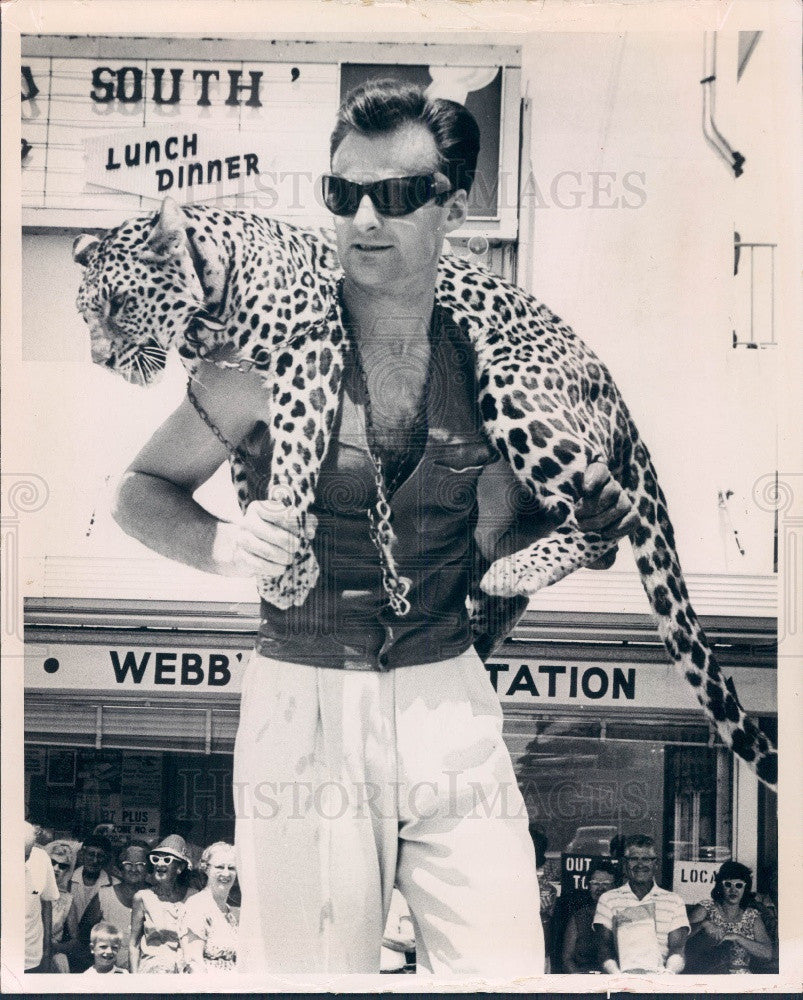 1964 Indian Leopard &amp; Trainer Hubert Wells Press Photo - Historic Images