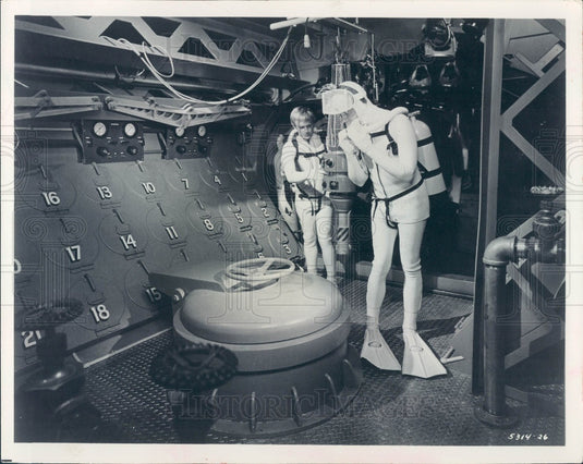 1966 Scene From Movie Around The World Under The Sea Press Photo - Historic Images