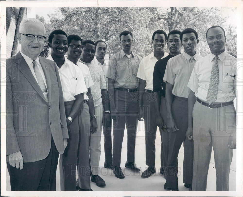 1969 Univ of Florida Gainesville Agriculture Students &amp; Dr. Brooker Press Photo - Historic Images