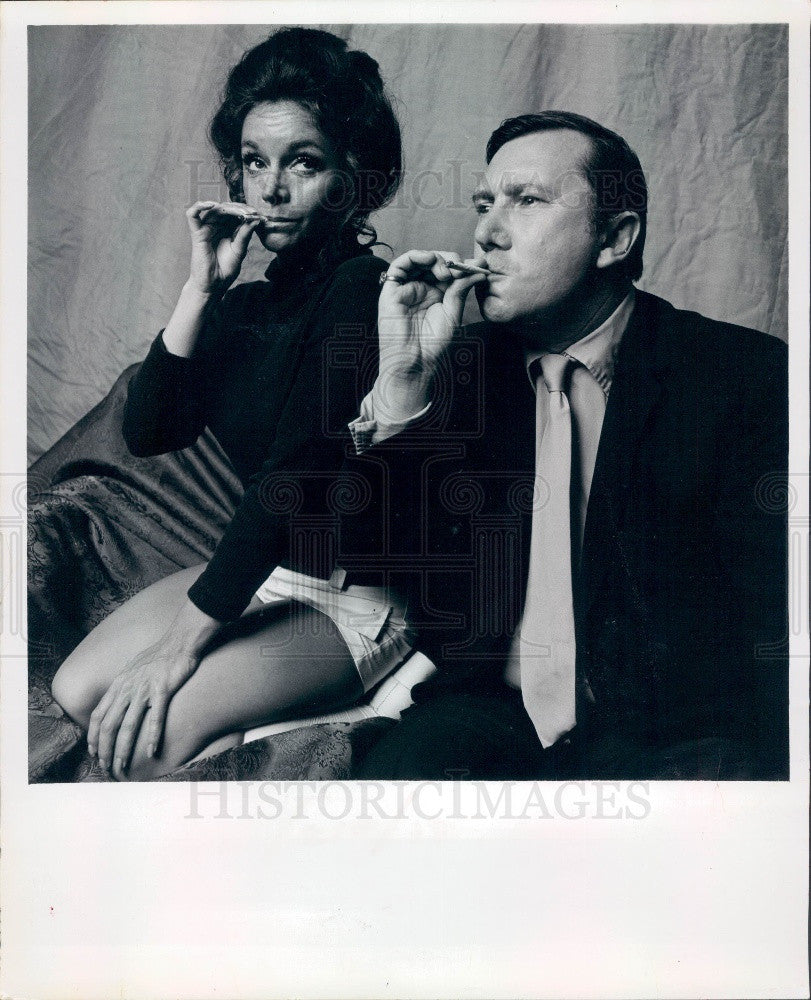 1972 Hollywood Actors Bruce Kirby &amp; Isabelle Farrell Press Photo - Historic Images