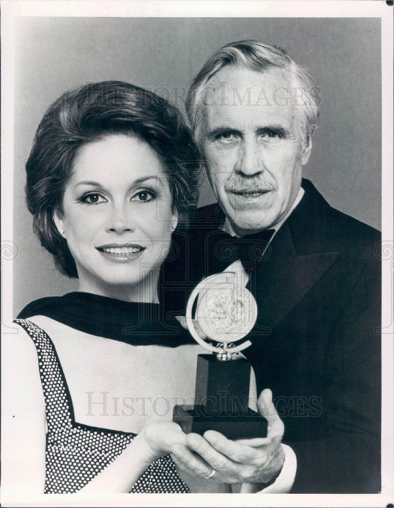 1980 Hollywood Actors Mary Tyler Moore &amp; Jason Robards Press Photo - Historic Images