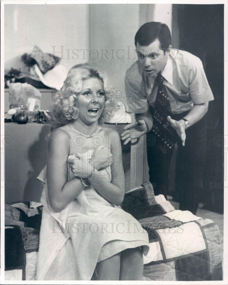 1975 Hollywood Actors Debbie Lynn Rousseau &amp; Dwayne Hickman Press Photo - Historic Images