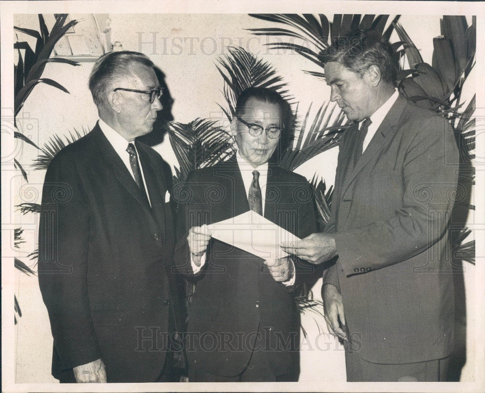 1965 FL New College Pres Elmendorf/Korea Ambassador Hyun Chul Kin Press Photo - Historic Images