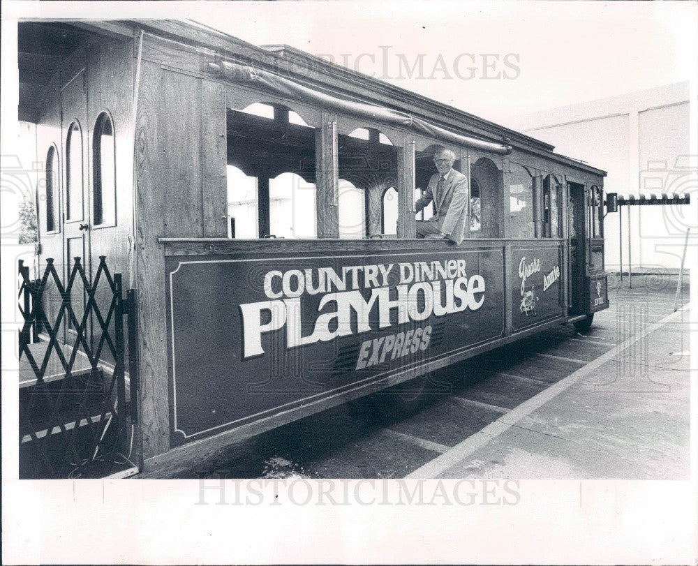 1982 St Petersburg Florida Country Dinner Playhouse Trolley Bus Press Photo - Historic Images