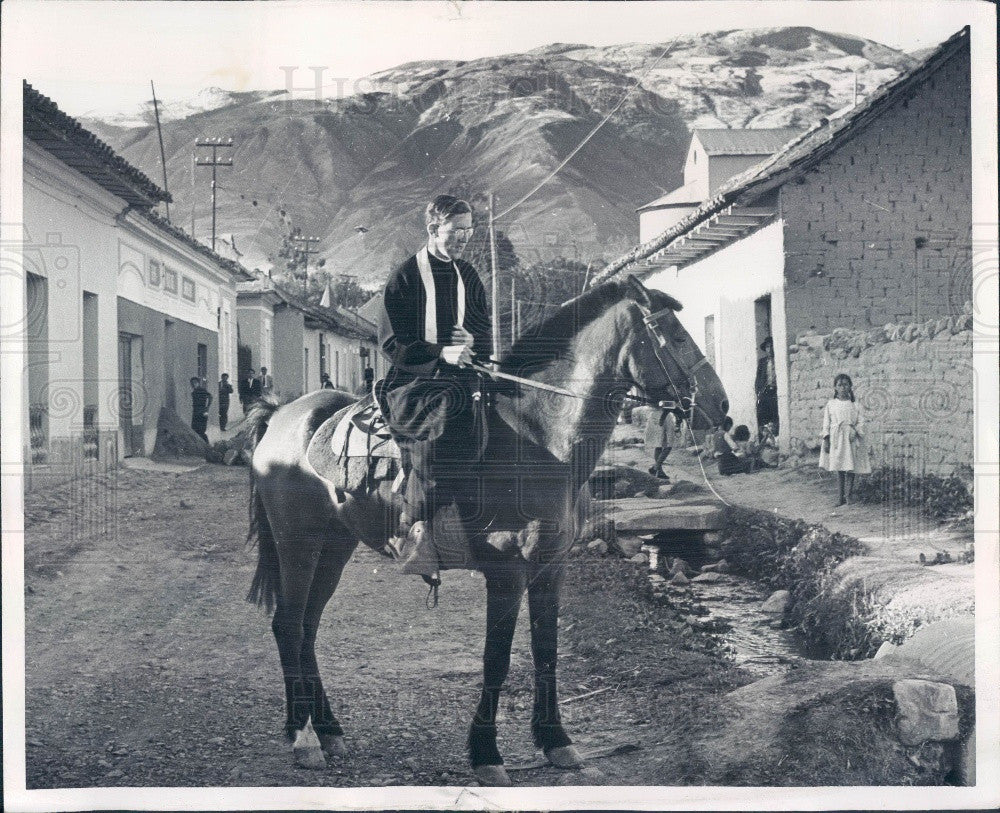 1961 Peru Andes Maryknoll, NY Missioner &amp; Quechua Indians Press Photo - Historic Images