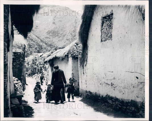 1948 Peru Maryknoll NY Missioner Father Cleary & Quechua Indians Press Photo - Historic Images