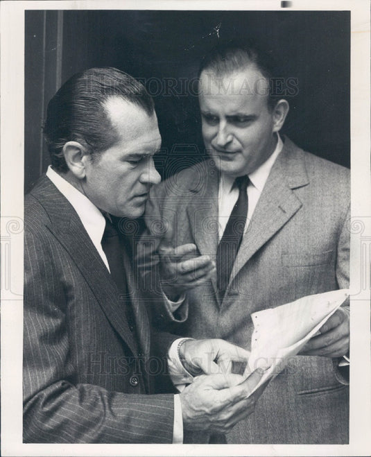 1977 Actor Peter Boyle & Nixon Impersonator Richard Dixon Press Photo - Historic Images