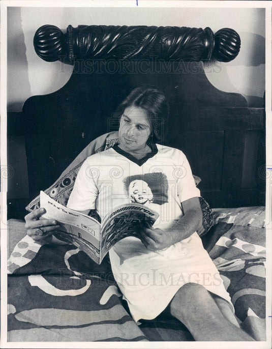 1975 Men's Fashion Marilyn Monroe Nightshirt Press Photo - Historic Images