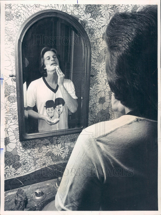 1975 Men's Fashion Laurel & Hardy Nightshirt Press Photo - Historic Images