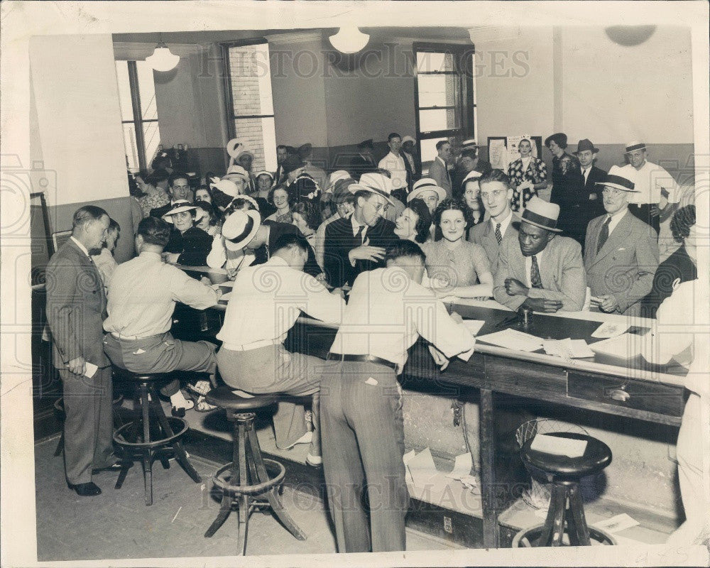 1937 Chicago, Illinois Marriage License Bureau Crowd Press Photo - Historic Images