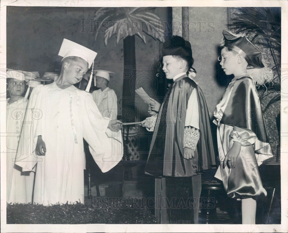 1940 Chicago IL Our Lady Of Lourdes School Kindergarten Graduation Press Photo - Historic Images