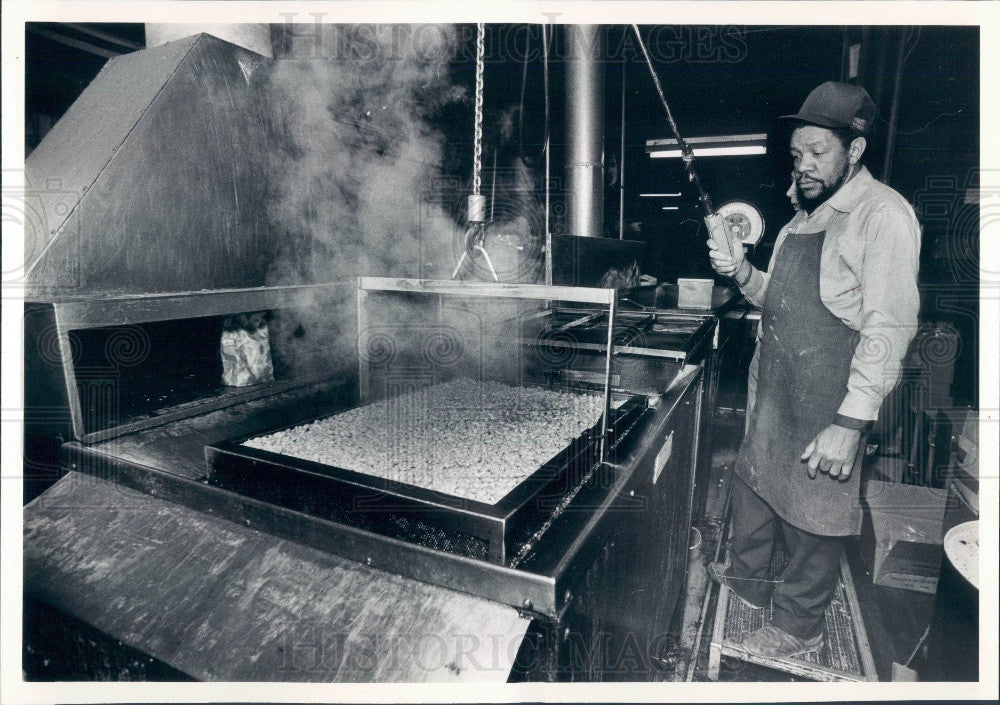 1987 Georgia Nut Co, Leslie Henderson Roasting Nuts Press Photo - Historic Images