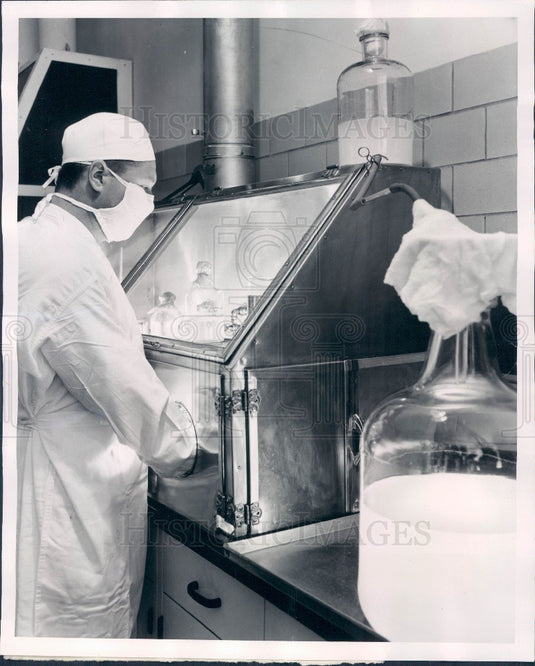 Undated Detroit, Michigan Parke Davis & Company Research Scientist Press Photo - Historic Images