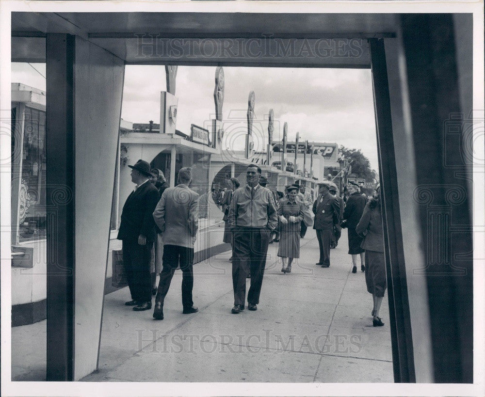 1954 Windsor, Canada Exhibits on Quellette Ave Press Photo - Historic Images