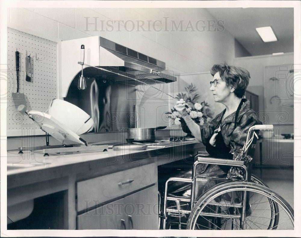 1963 Chicago, Illinois Rehabilitation Institute Therapy Kitchen Press Photo - Historic Images