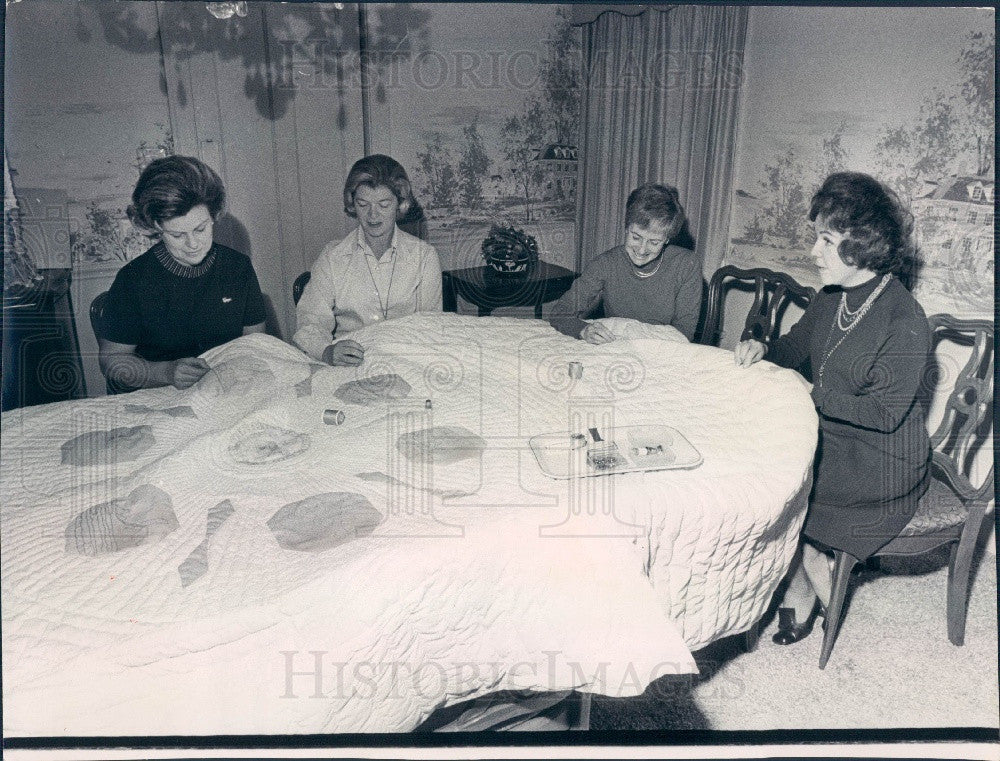 1971 Chicago, Illinois Misericordia Quilting Bee Press Photo - Historic Images