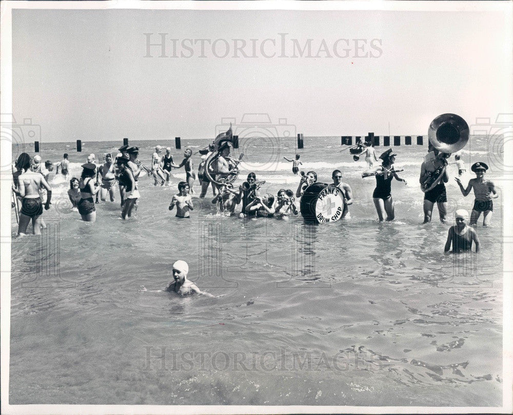 1965 Chicago, Illinois Red Cross Learn-to-Swim Program Lake Michigan Press Photo - Historic Images