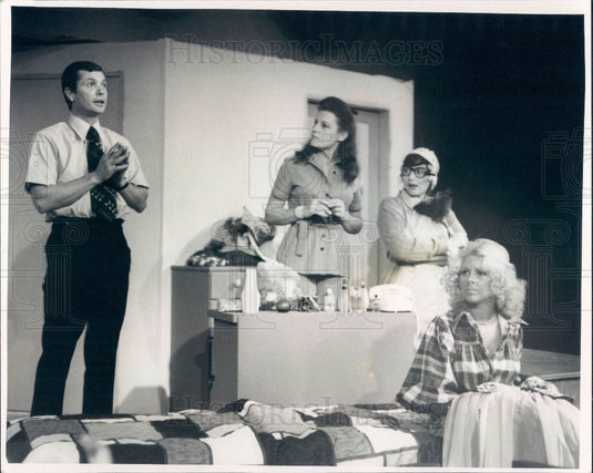1975 Hollywood Actors Debbie Lynn Rousseau & Dwayne Hickman Press Photo - Historic Images
