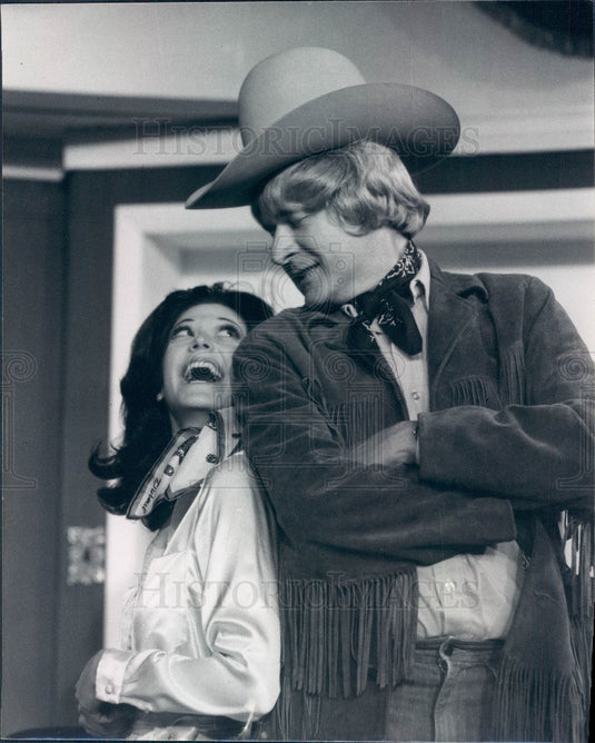 1976 Hollywood Actors Mary Ruprect & Bill Daily Press Photo - Historic Images