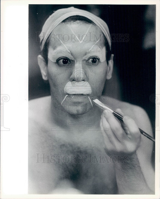 1985 Cats the musical Cast Member Willie Rosario Applying Makeup Press Photo - Historic Images