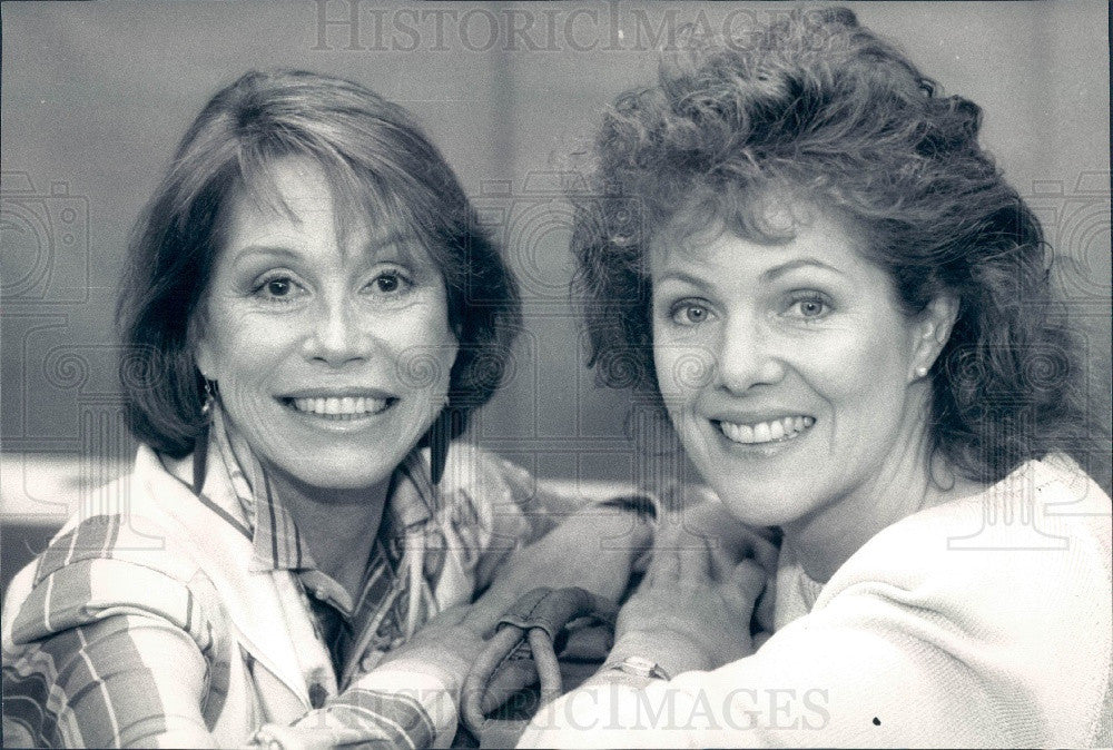 1986 Hollywood Actors Mary Tyler Moore &amp; Lynn Redgrave Press Photo - Historic Images