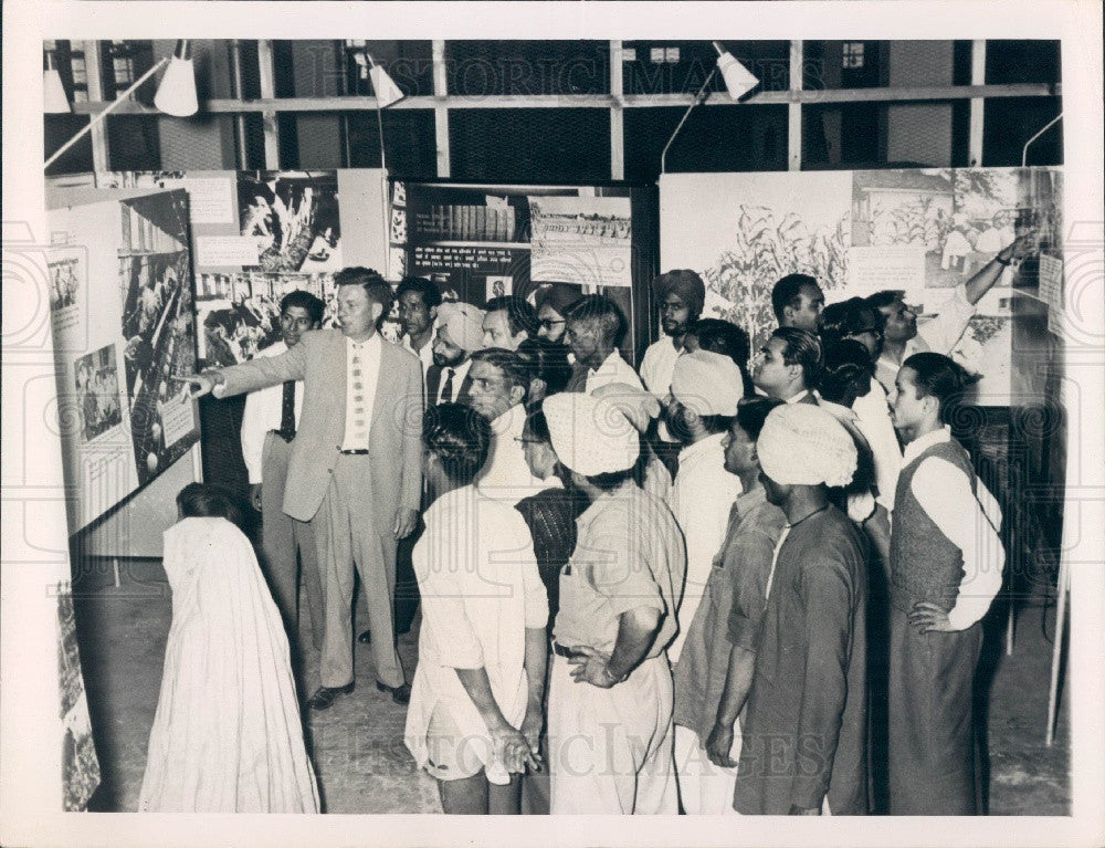 1960 US Information Service Don Boyd Farming Exhibit in India Press Photo - Historic Images