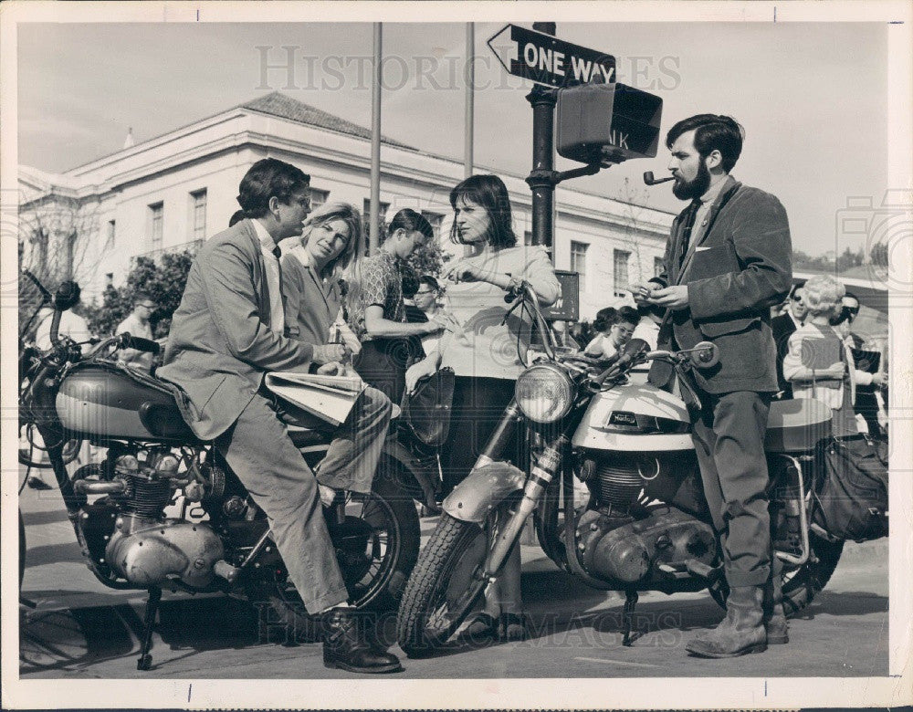 1965 Univ CA Berkeley Students Filming TV Show The Berkeley Rebels Press Photo - Historic Images