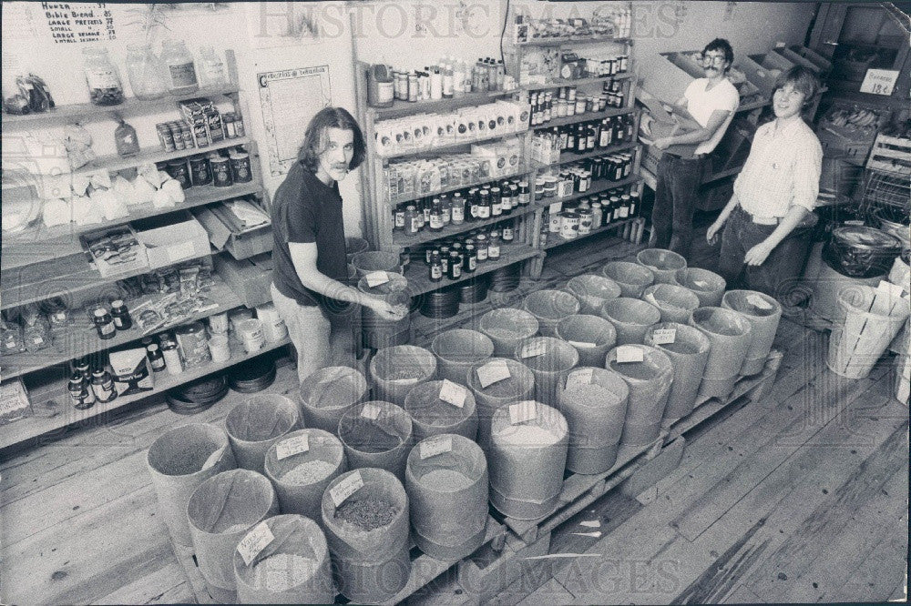 1975 Chicago, Illinois Hare Krishna Rainbow Grocery Press Photo - Historic Images