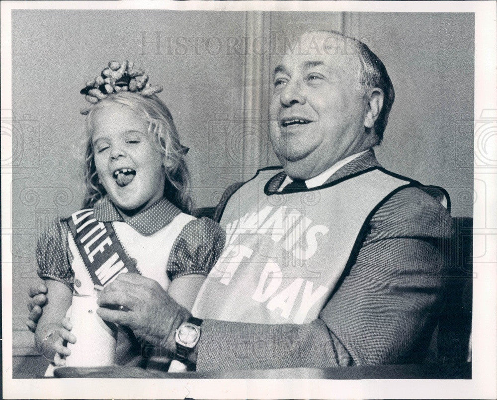 1976 Chicago IL Kiwanis Little Miss Peanut Mary Dalton &amp; Mayor Daley Press Photo - Historic Images