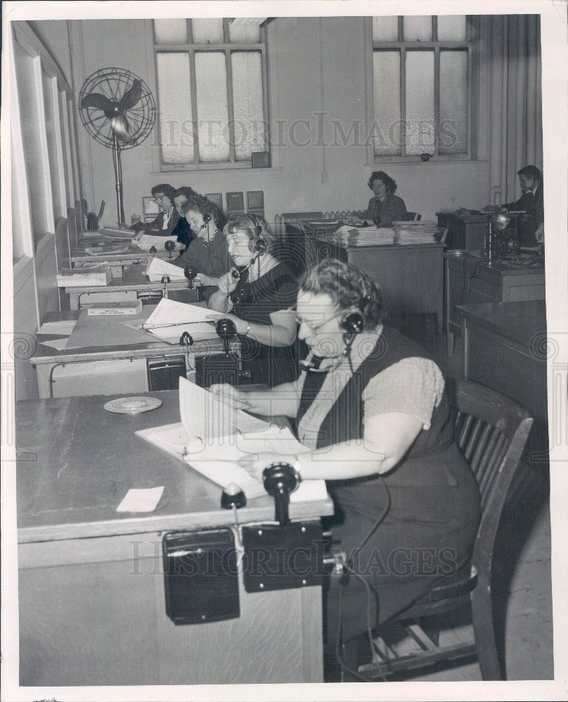 1968 Chicago, Illinois Internal Revenue Bureau Telephone Operators Press Photo - Historic Images