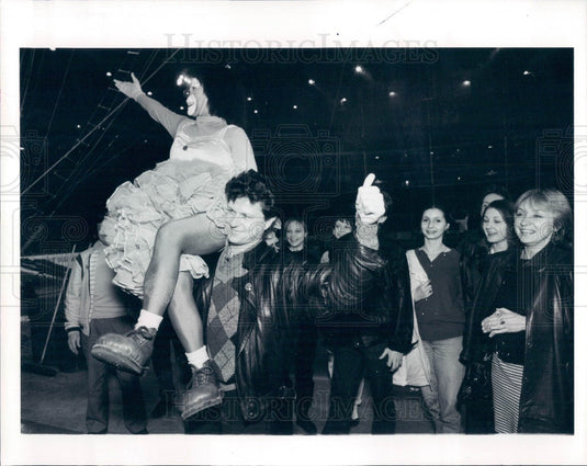 1990 Kirov Ballet Dancer Albert Mirzoyan w/ Clown Marge Talavera Press Photo - Historic Images