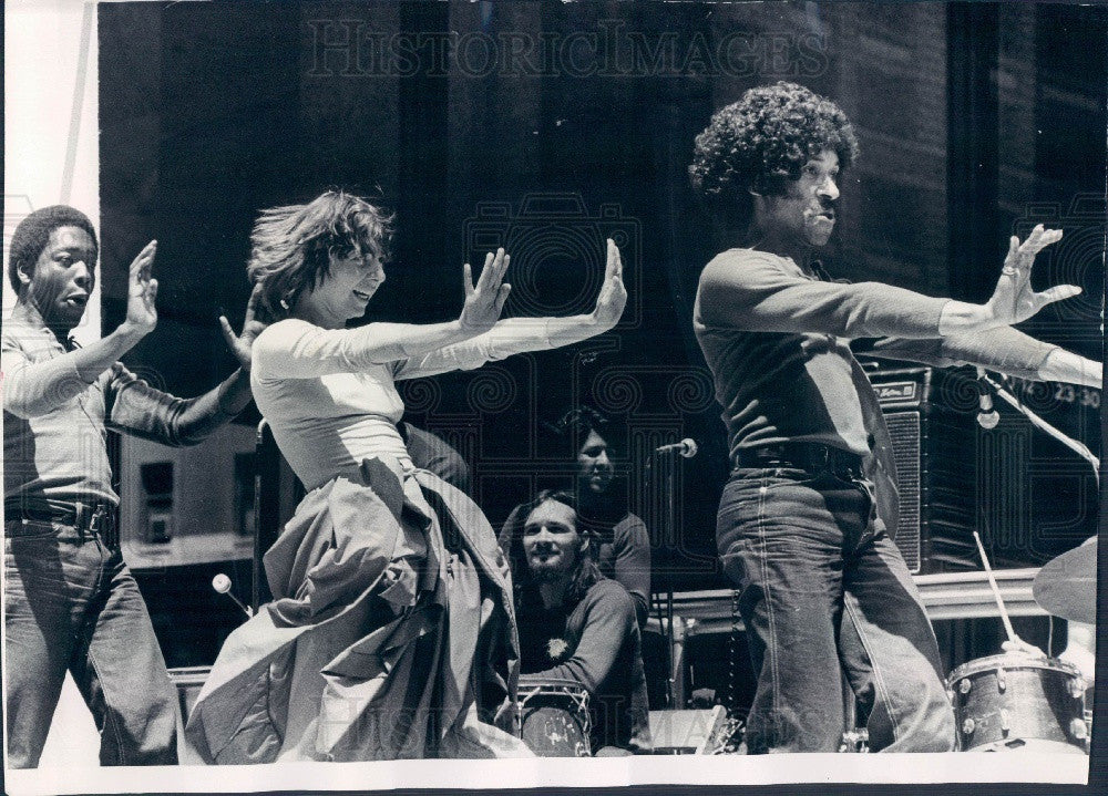 1973 Chicago, Illinois Free Street Theater Dancers Press Photo - Historic Images