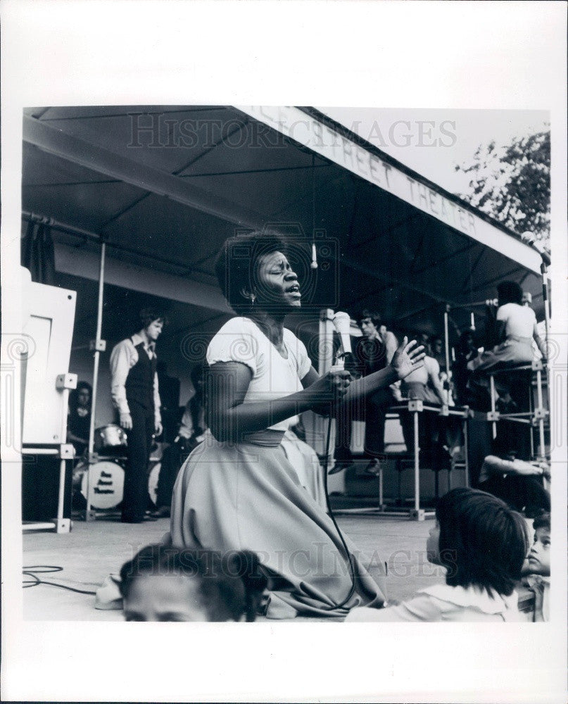 1971 Chicago, IL Free Street Theater Jazz Singer Geraldine DeHaas Press Photo - Historic Images