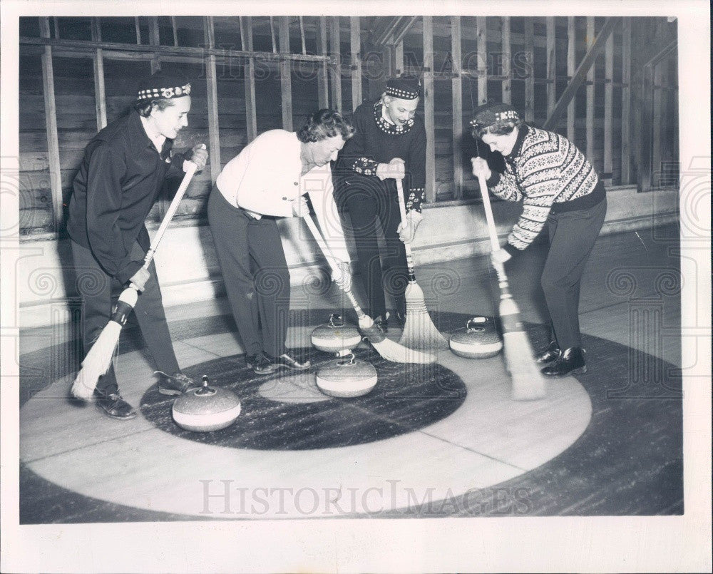 1960 Chicago, Illinois Curling Team Press Photo - Historic Images