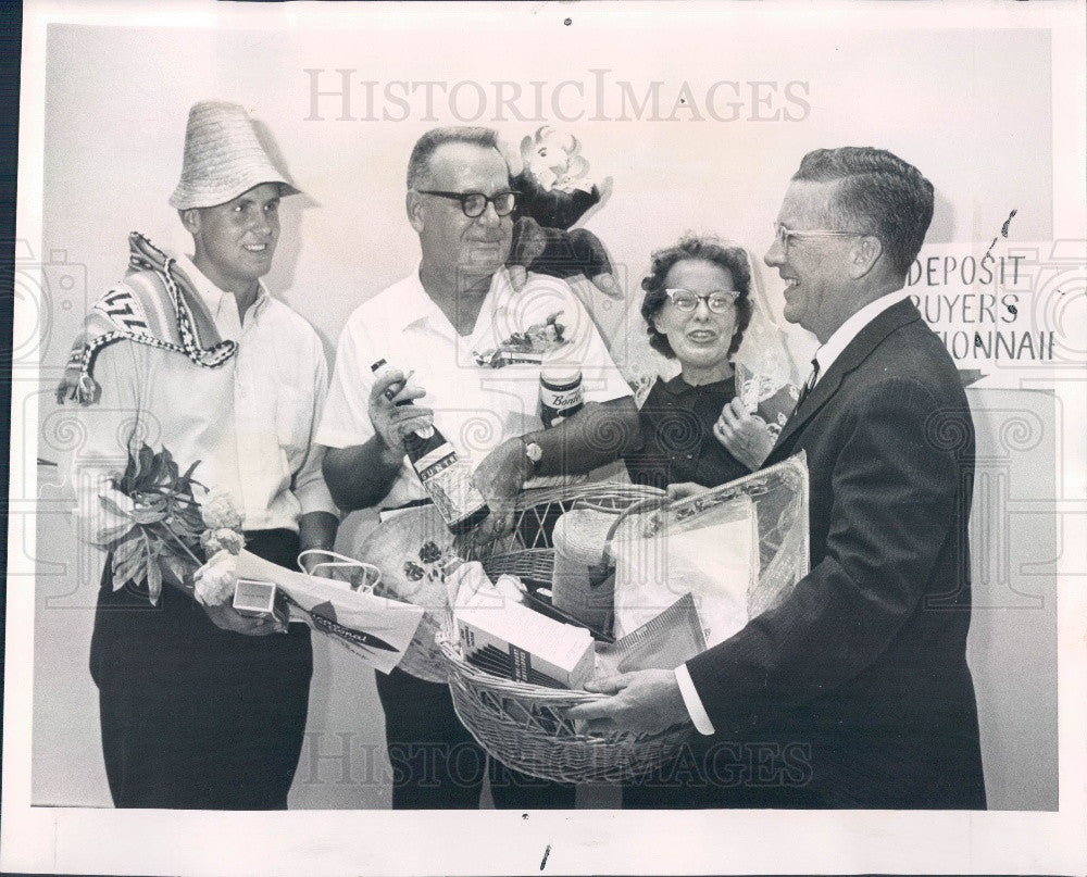 1962 Chicago International Trade Fair 500,000th Visitor Shoen Family Press Photo - Historic Images