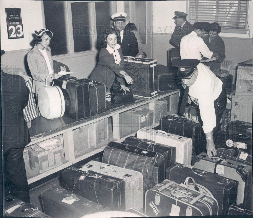 1954 Chicago, Illinois Midway Airport Customs Inspection Press Photo - Historic Images